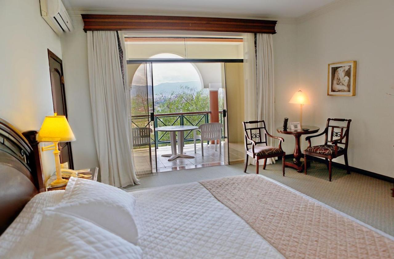 Hotel Los Parrales Tarija Bagian luar foto