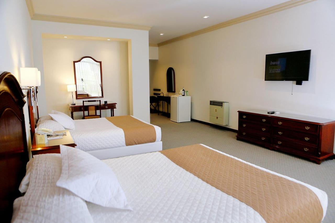 Hotel Los Parrales Tarija Bagian luar foto