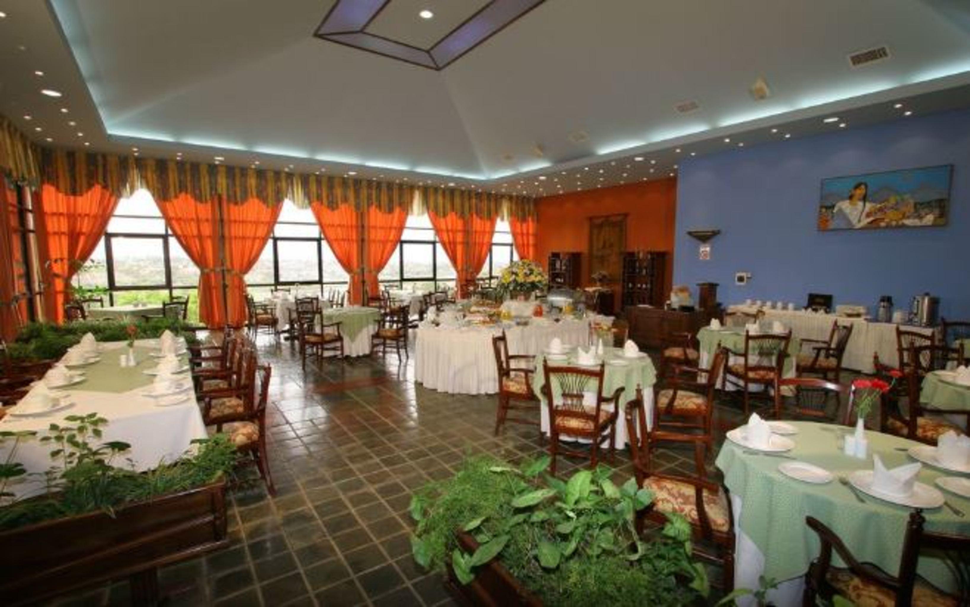 Hotel Los Parrales Tarija Bagian luar foto