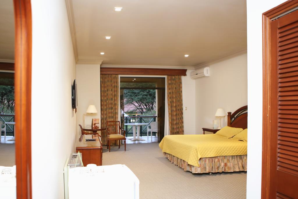 Hotel Los Parrales Tarija Bagian luar foto