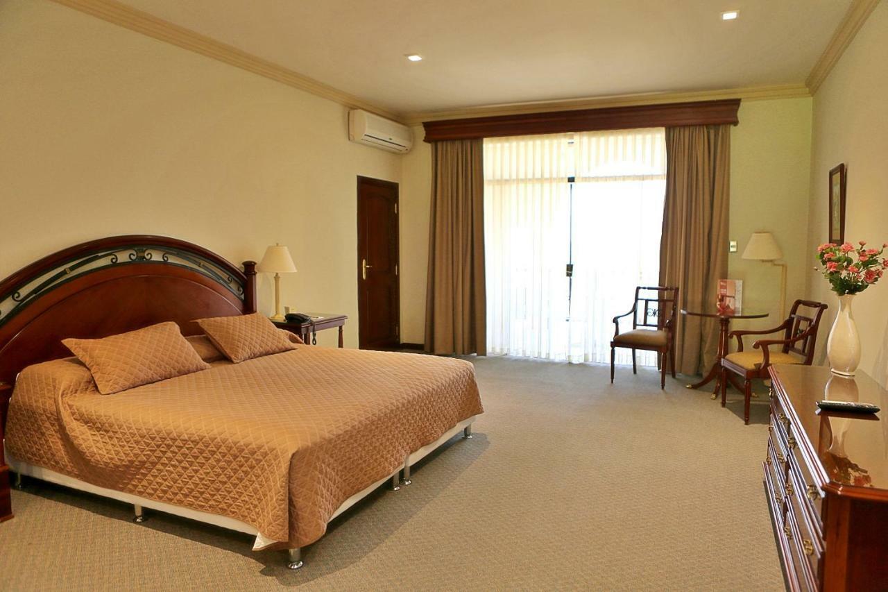 Hotel Los Parrales Tarija Bagian luar foto